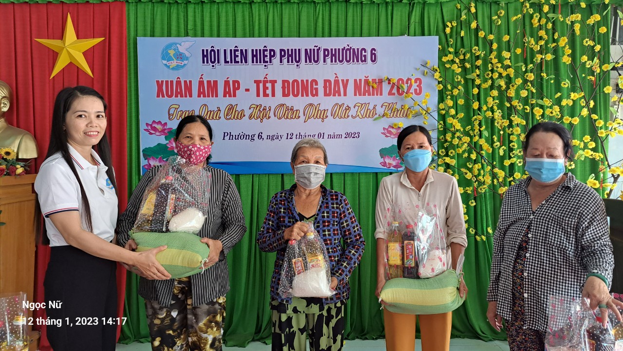Hội LHPN: Trao quà cho Hội viên Phụ nữ khó khăn nhân dịp tết Qúy Mão 2023