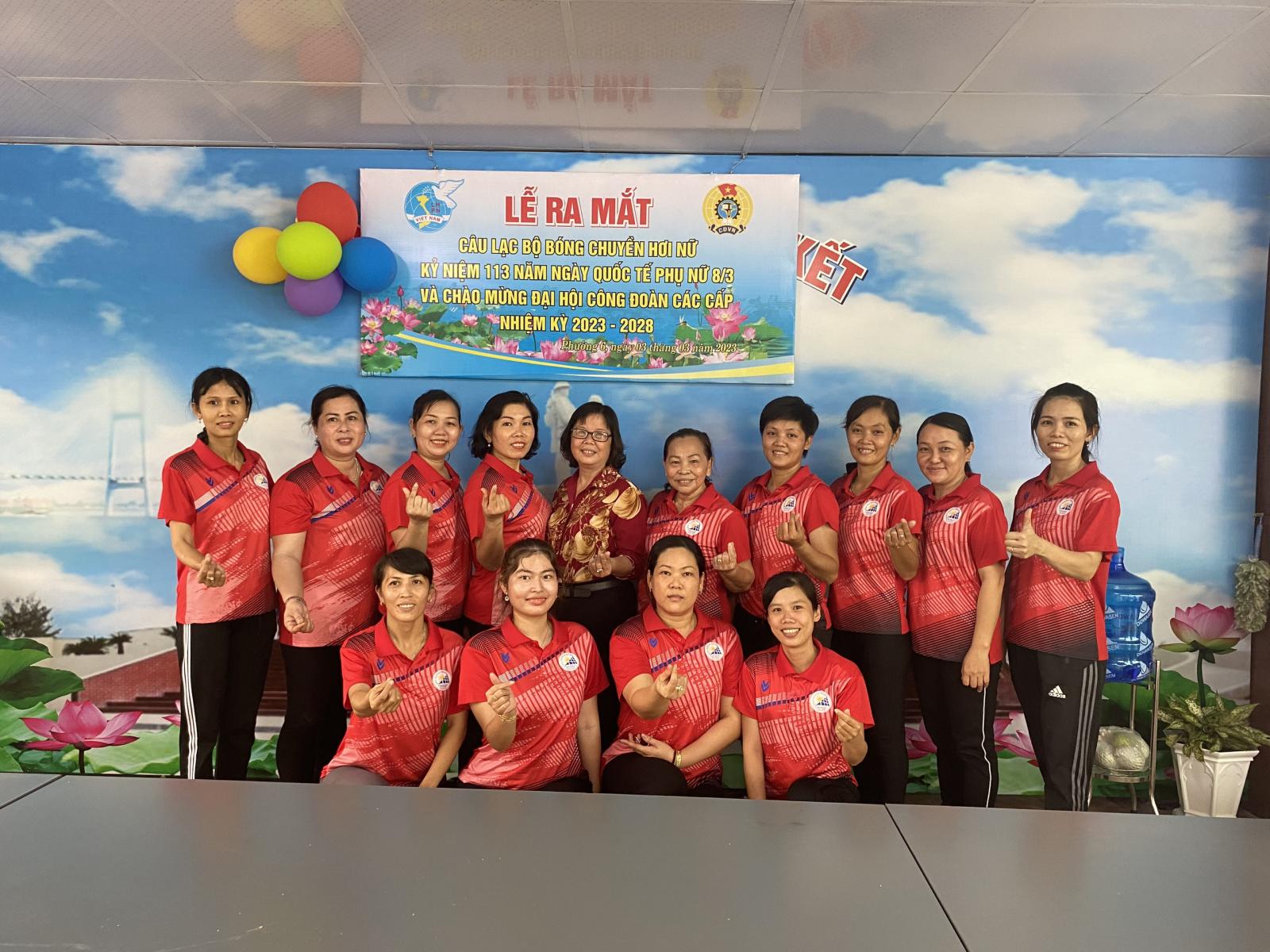 Hội liên hiệp Phụ nữ Phường 6 thành phố Cao lãnh ra mắt CLB Bóng chuyền hơi