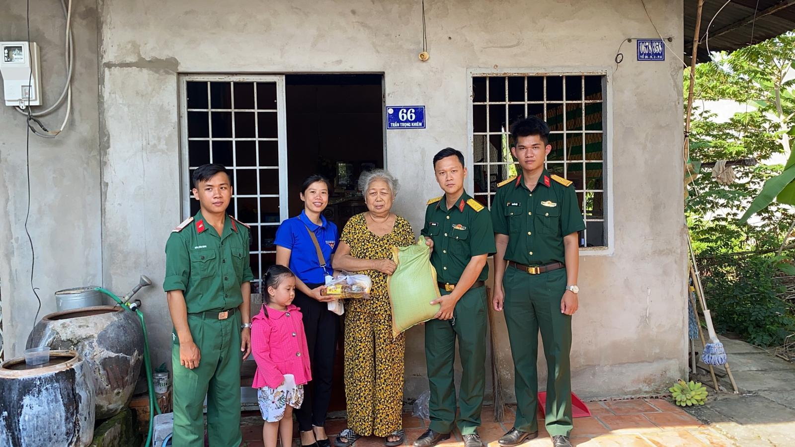 Đoàn - Hội LHTN Việt Nam Phường 6 phối hợp Đoàn cơ sở Phòng tham mưu BCH quân sự Tỉnh Đồng Tháp tặng quà