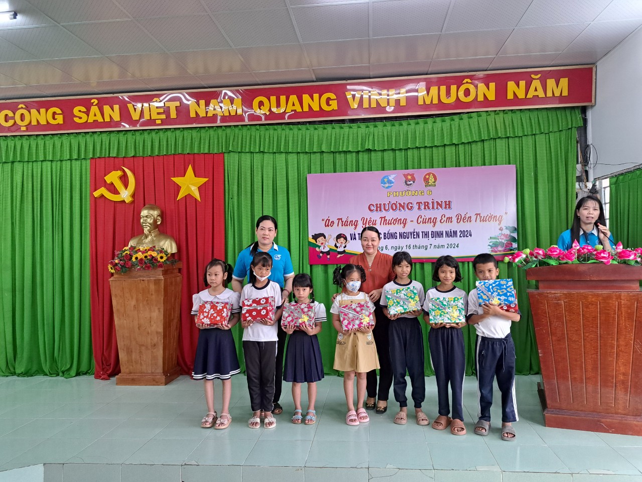 Hội Liên hiệp Phụ nữ Phường 6 phối hợp với đoàn phường tổ chức chương trình áo trắng yêu thương cùng em đến trường và trao học bổng Nguyễn Thị Định  năm 2024